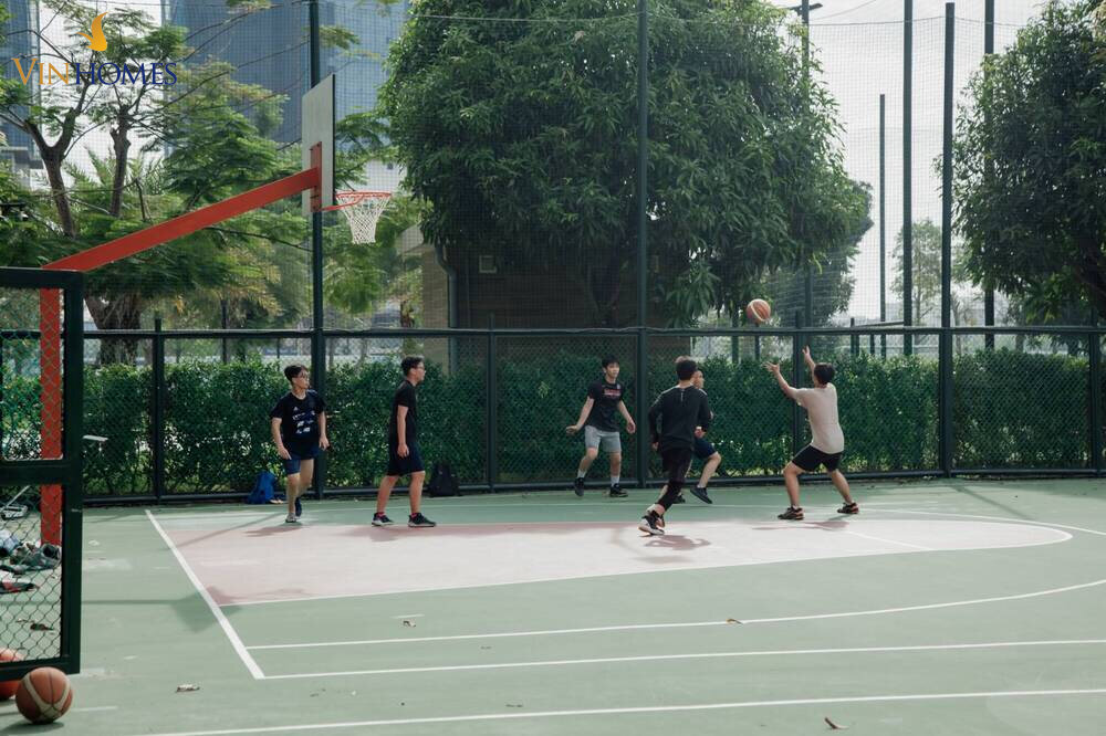 Chơi bóng rổ tại công viên Vinhomes Grand Park