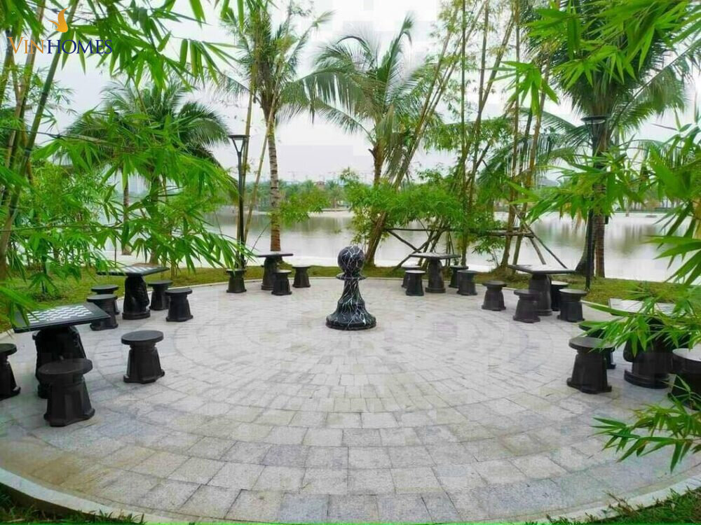 Chơi đánh cờ trong khu vườn thiền sỏi trắng